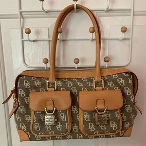 Dooney & Bourke purse. Extremely great condition, barely used. Great size